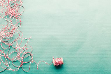 iplik sarma kırmızı ve beyaz, makara, yeşil zanaat hediye kağıdı arka plan için