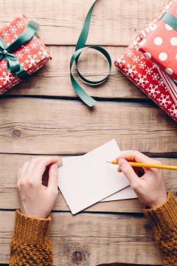 Dostum yazıyor bir mektup, Noel, elinde, kalem kutuları hediyeler, ahşap arka plan, Havva ile