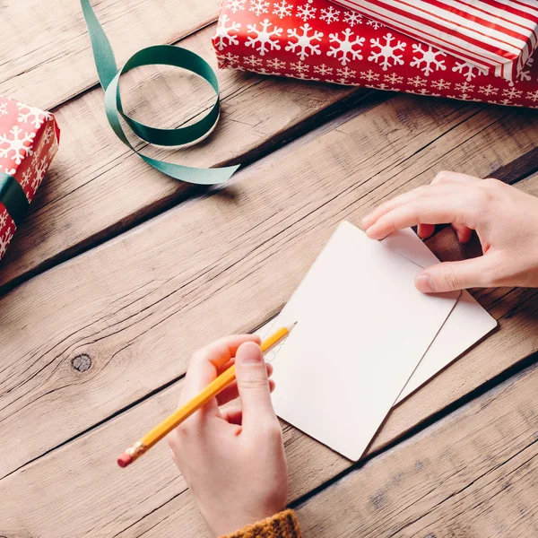 Homem Escreve Uma Carta Natal Lápis Mão Caixas Com Presentes — Fotografia de Stock