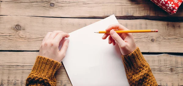 Dostum yazıyor bir mektup, Noel, elinde, kalem kutuları hediyeler, ahşap arka plan, Havva ile