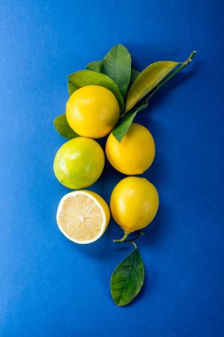 Limon bir mavi arka plan, narenciye, C vitamini