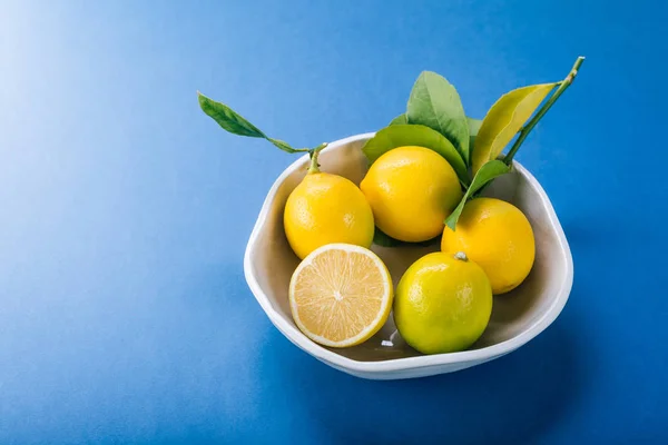 Λεμονιού Ένα Κεραμικό Πιάτο Ένα Μπλε Φόντο Εσπεριδοειδών Βιταμίνη — Φωτογραφία Αρχείου