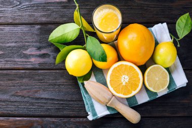 Narenciye suyu, koyu ahşap arka plan, katı meyve sıkacağı