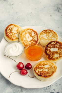 Cheesecakes, süzme peynir kek, lezzetli breakfast, Kayısı reçeli
