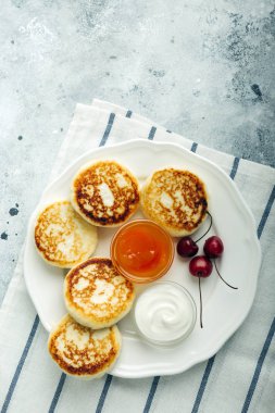 Cheesecakes, süzme peynir kek, lezzetli breakfast, Kayısı reçeli