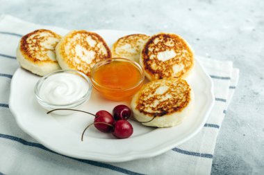 Cheesecakes, süzme peynir kek, lezzetli breakfast, Kayısı reçeli