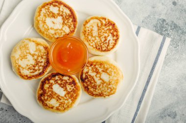 Cheesecakes, süzme peynir kek, lezzetli breakfast, Kayısı reçeli