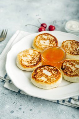 Cheesecakes, süzme peynir kek, lezzetli breakfast, Kayısı reçeli
