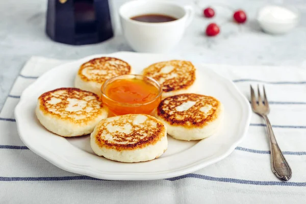 Чизкейки Блинчики Творогом Вкусный Завтрак Абрикосовое Варенье — стоковое фото