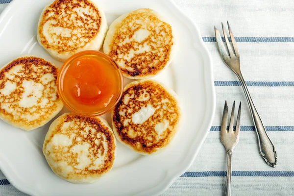 Чизкейки Блинчики Творогом Вкусный Завтрак Абрикосовое Варенье — стоковое фото