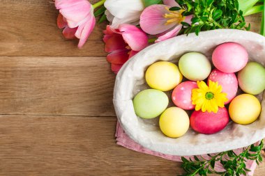 Ahşap arka plan, lale, bahar Hıristiyan tatil sepet içinde yumurta Boyalı Paskalya