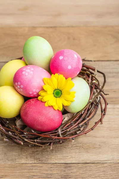 イースター 着色塗装木製の背景に巣卵春のキリスト教の祝日 — ストック写真