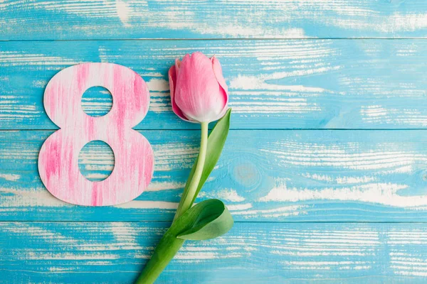 Dia Das Mulheres Número Tulipa Rosa Fundo Madeira Azul — Fotografia de Stock