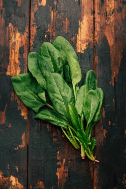 Ahşap arka plan, yeşillik salatası, vejetaryenlik, detoks için taze ıspanak