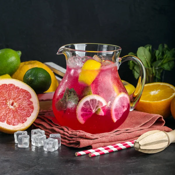 Limonada Roja Una Jarra Una Bebida Refrescante Cítricos Fondo Oscuro —  Fotos de Stock