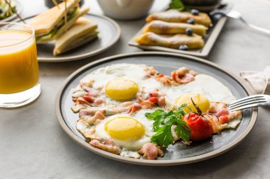 Kahvaltı, omlet, meyve, krep, portakal suyu, çay ve sandviç