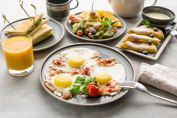 Kahvaltı, omlet, meyve, krep, portakal suyu, çay ve sandviç