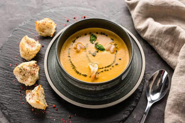 Pumpkin soup with shrimps, croutons, stone background, vegetarian dish, restaurant menu — Stock Image Pumpkin Soup Shrimps Croutons Stone Background Vegetarian Dish Restaurant Menu Stock Photo
