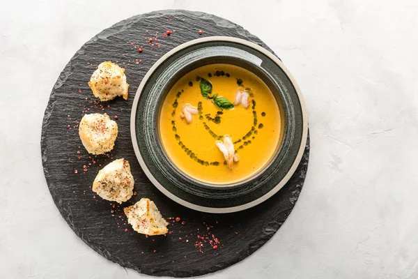Pumpkin soup with shrimps, croutons, stone background, vegetarian dish, restaurant menu — Stock Image Pumpkin Soup Shrimps Croutons Stone Background Vegetarian Dish Restaurant Menu Stock Picture