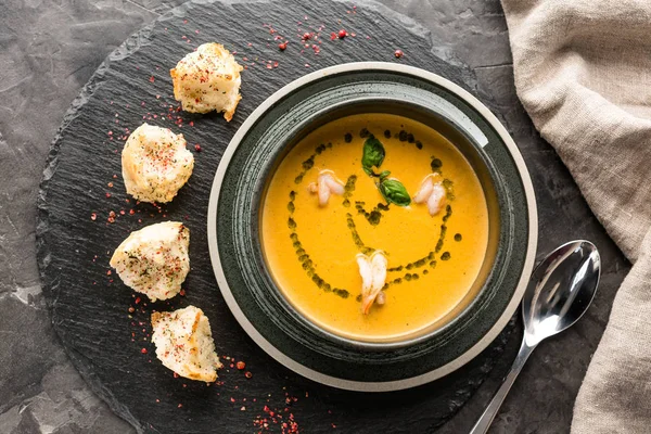 Pumpkin soup with shrimps, croutons, stone background, vegetarian dish, restaurant menu — Stock Image Pumpkin Soup Shrimps Croutons Stone Background Vegetarian Dish Restaurant Menu Royalty Free Stock Photos