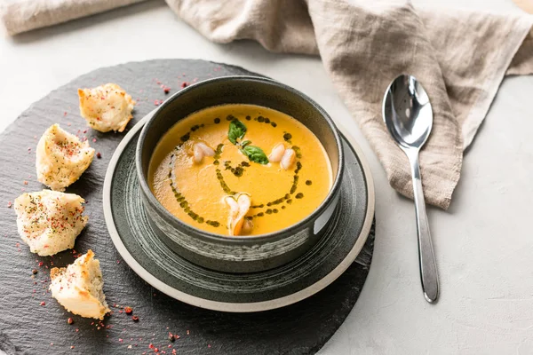 Pumpkin soup with shrimps, croutons, stone background, vegetarian dish, restaurant menu — Stock Image Pumpkin Soup Shrimps Croutons Stone Background Vegetarian Dish Restaurant Menu Royalty Free Stock Photos