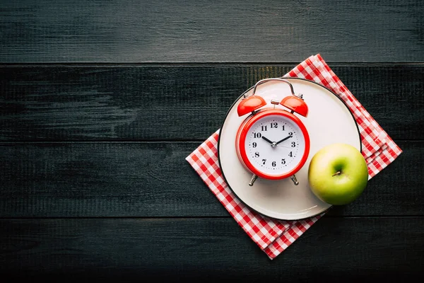 Czerwony Alarm Clock Czarnym Tle Drewnianych Rano Śniadanie Początek Dnia — Zdjęcie stockowe