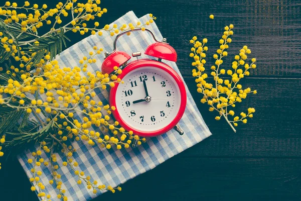 Despertador Vermelho Fundo Madeira Preto Mimosa Primavera Flores Amarelas Manhã — Fotografia de Stock