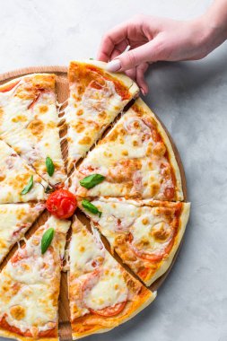 Pizza, parça el, taş arka plan, üstten görünüm, dikey atış, Restoran Menü, İtalyan mutfağı