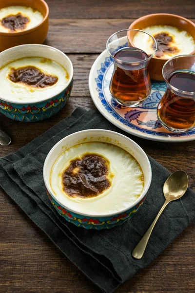 Türkischer Milchreis Traditionelles Dessert Hölzerner Hintergrund — Stockfoto