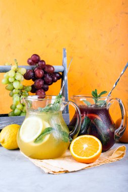 Lezzetli taze Sangria, iki sürahi, şarap içeceği, yaz kokteyli