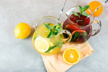 Lezzetli taze Sangria, iki sürahi, şarap içeceği, yaz kokteyli