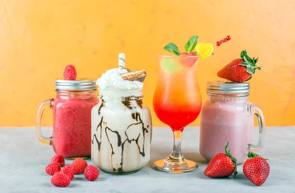 Varios Cócteles Sin Alcohol Batidos Frambuesa Fresa Fondo Naranja Brillante —  Fotos de Stock