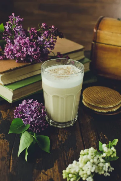 Latte Macchiato Lezat Biskuit Buku Buku Tua Dan Bunga Lilac — Stok Foto