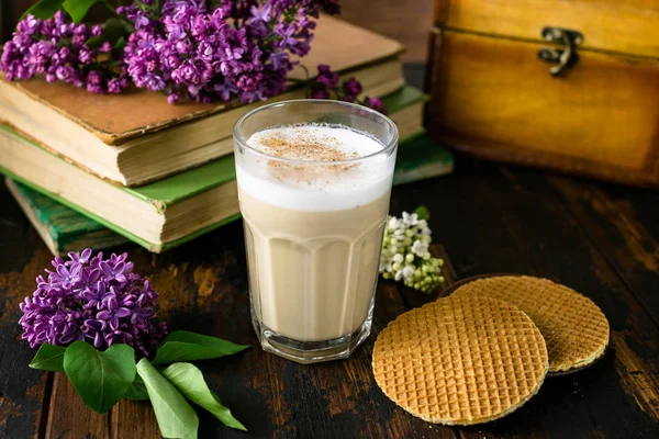 Latte Macchiato Lezat Biskuit Buku Buku Tua Dan Bunga Lilac — Stok Foto