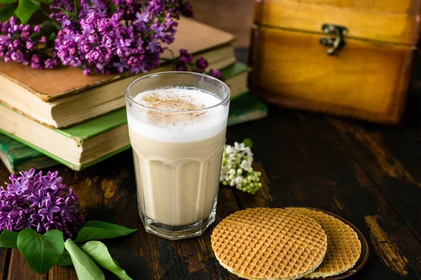 Latte Macchiato Lezat Biskuit Buku Buku Tua Dan Bunga Lilac — Stok Foto