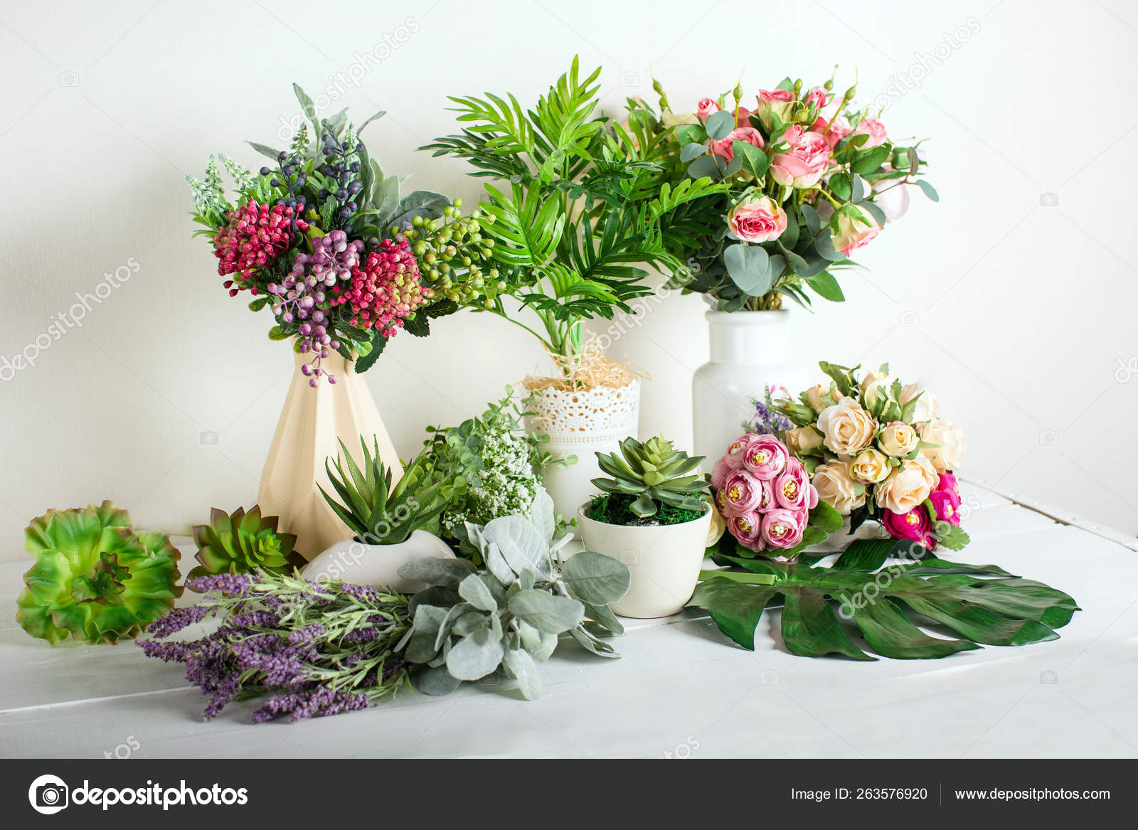 Flores artificiales fotos de stock, imágenes de Flores artificiales sin  royalties | Depositphotos