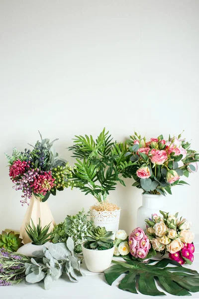 Verschiedene Künstliche Blumen Sträuße Vasen Sukkulenten — Stockfoto