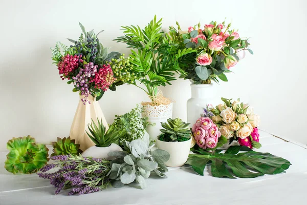 Diverses Fleurs Artificielles Bouquets Dans Des Vases Succulents — Photo