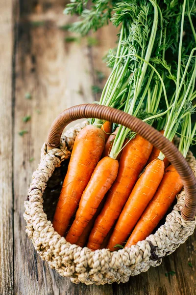 Свежая Морковь Стеблем Листьями Корзине Деревянном Столе Урожай Овощей — стоковое фото