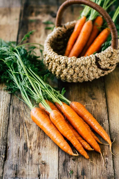 Свежая Морковь Стеблем Листьями Корзине Деревянном Столе Урожай Овощей — стоковое фото