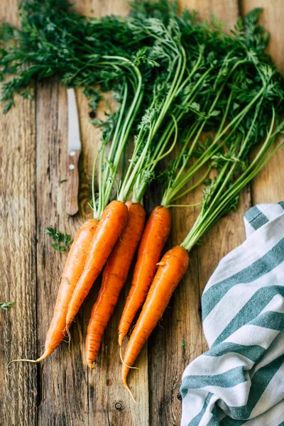 Свежая Морковь Стеблем Листьями Деревянном Столе Урожай Овощей — стоковое фото
