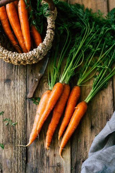 Свежая Морковь Стеблем Листьями Деревянном Столе Урожай Овощей — стоковое фото