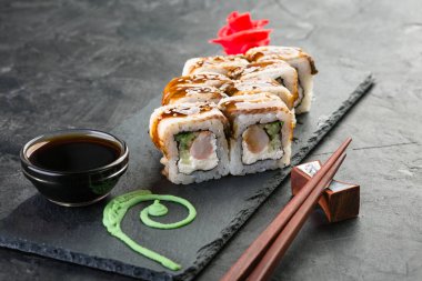 siyah taş arka plan üzerinde eel ve karides ile rulo