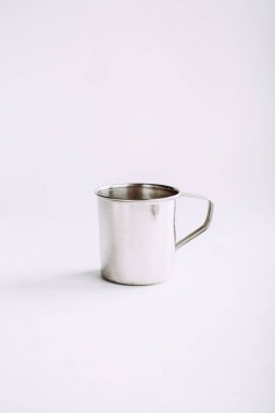 beyaz bir arka plan üzerinde metal kupa, kopyalama alanı
