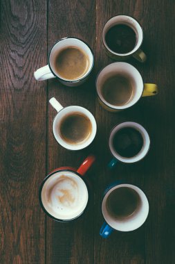 kahve çeşitli kupalar, ahşap masa, üst görünüm