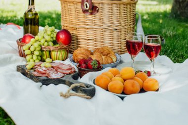 Yeşil çimüzerinde parkta yaz piknik