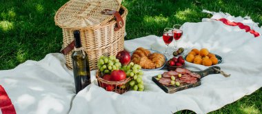 Yeşil çimüzerinde parkta yaz piknik