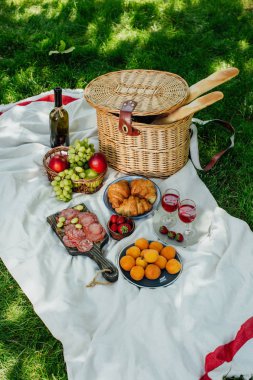 Yeşil çimüzerinde parkta yaz piknik