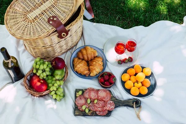 Cesta Picnic Fruta Vino Día Verano Parque — Foto de Stock