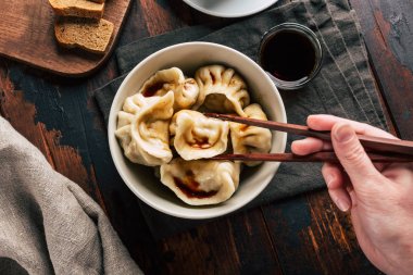 Taze haşlanmış köftekapatın. Rustik eski vintage ahşap arka plan Üzerinde Çin gıda